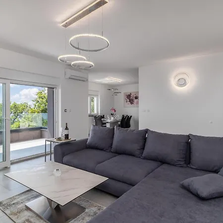 Lovely In With Swimming Pool Apartment *