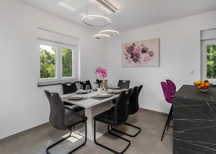 3 Bedroom Awesome In Apartamento