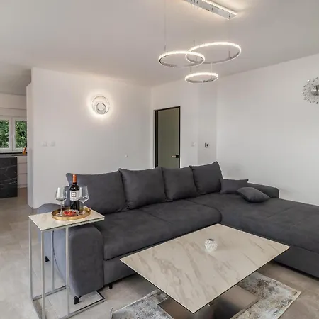 Apartmán Lovely In With Swimming Pool
