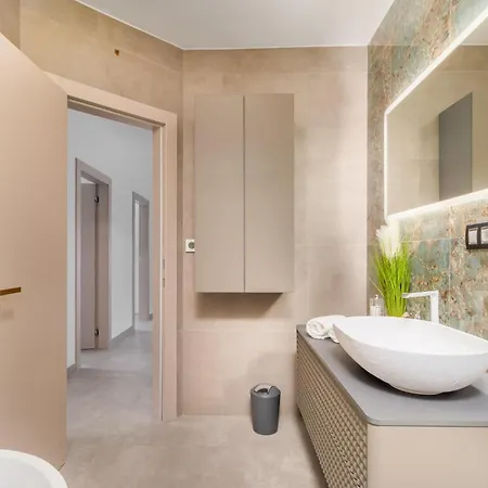 Apartment 3 Bedroom Awesome In *