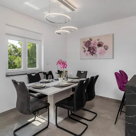 3 Bedroom Awesome In Apartment