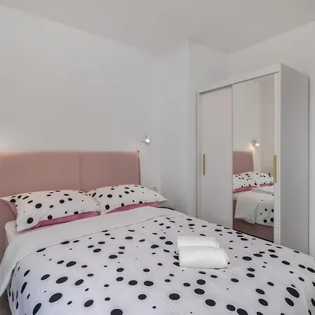 Apartmán Lovely In With Swimming Pool *