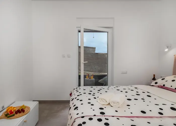 3 Bedroom Awesome In Lägenhet Kostrena
